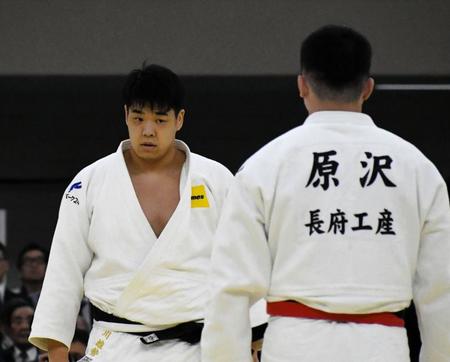 　全日本選手権３回戦で原沢（手前）に判定負けし無念の表情を浮かべる小川雄勢