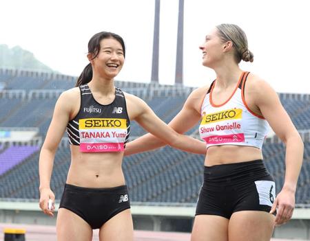 　女子１００メートル障害決勝を終え、笑顔を見せる田中佑美（左）＝撮影・中田匡峻
