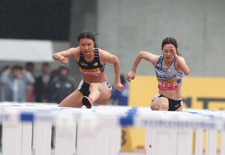 　女子１００メートル障害決で力走する田中佑美（左）＝撮影・中田匡峻
