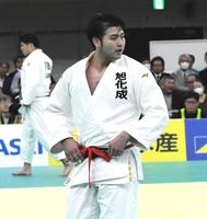 　全日本選手権の初戦でまさかの一本負けを喫し、ぼうぜんとする飯田健太郎