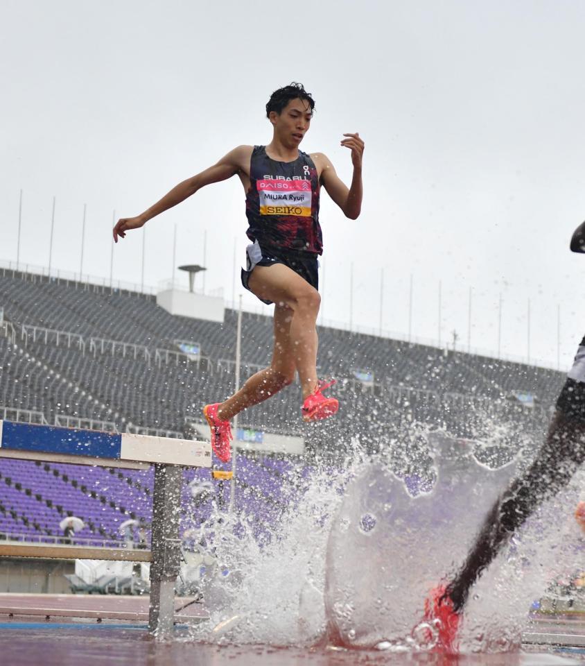 　男子３０００メートル障害決勝で力走する三浦龍司（撮影・中田匡峻）