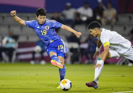 　サッカーＵ-２３アジア杯準決勝、イラク戦の前半、先制ゴールを決める細谷真大（左）。８大会連続１２度目の五輪出場を決めた＝２９日、ドーハ（共同）