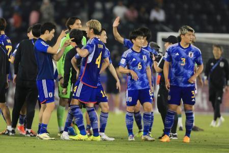 　サッカーＵ-２３アジア杯準決勝、試合後勝利を喜ぶ選手ら＝２９日、ドーハ（ＡＰ＝共同）