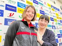 　柔道女子日本代表の強化合宿で講演を行った谷亮子さん（右）とパリ五輪５２キロ級代表の阿部詩