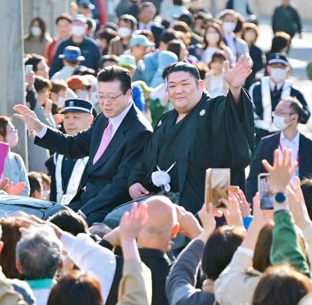 尊富士　凱旋パレードに計５万５０００人　春場所新入幕Ｖ御礼　「強くなってまた青森に帰ってきたい」
