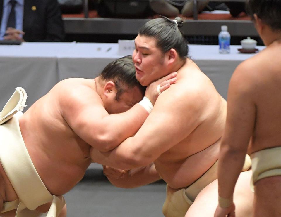 　霧島（左）と稽古する大の里（撮影・佐藤厚）