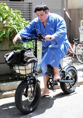 　愛車に乗って引き揚げる欧勝馬