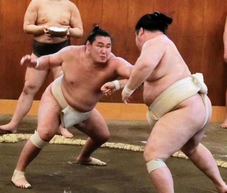 　明生（右）を攻める豊昇龍