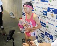 　女子８００メートルを制した久保凛