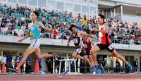 　男子２００メートルで優勝した鵜沢飛羽（左端）、右端は２位の飯塚翔太