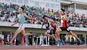 　男子２００メートルで優勝した鵜沢飛羽（左端）、右端は２位の飯塚翔太＝静岡スタジアム