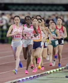 　女子１万メートル　力走する五島莉乃（先頭）＝静岡スタジアム