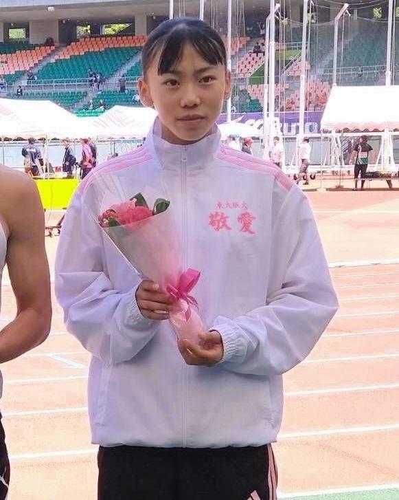 　女子８００メートルで優勝した久保凛