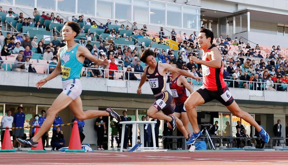 　男子２００メートルで優勝した鵜沢飛羽（左端）、右端は２位の飯塚翔太