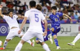 　日本-ウズベキスタン　試合終了間際、決勝ゴールを決める山田楓（右）＝ドーハ（共同）