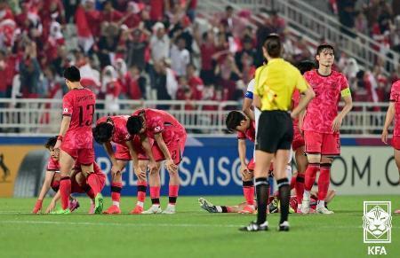 　パリ五輪の予選を兼ねたサッカー男子のＵ-２３アジア・カップでインドネシアに敗れ、肩を落とす韓国の選手ら＝ドーハ（韓国サッカー協会提供・聯合＝共同）