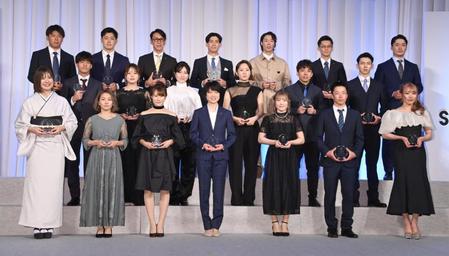 　（１列目左から）三木つばき、渡辺渚、村瀬心椛、伊藤有希、小野光希、木村葵来、吉村美乃梨（２列目左から）木俣椋真、近藤心音、柳本理乃、葛西春香、平野流佳、稲村潤己 （３列目左から）藤井源、吉野慧、葛西紀明、堀島行真、小林陵侑、山本涼太、武田竜（撮影・棚橋慶太）