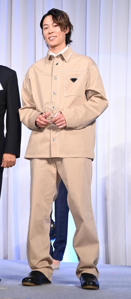 　トロフィーを手に笑顔の小林陵侑（撮影・棚橋慶太）