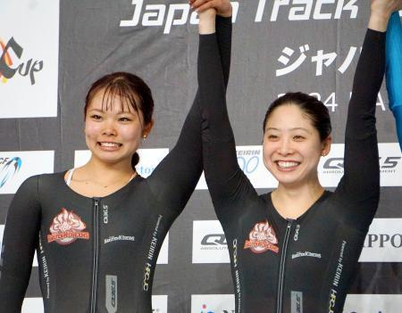 　女子エリミネーションで優勝した内野艶和（右）と２位の垣田真穂＝伊豆ベロドローム