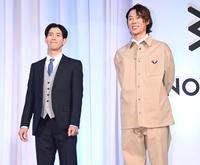 　壇上で笑顔を見せる小林陵侑（右）と堀島行真（撮影・棚橋慶太）