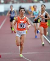 　女子１部１００００ｍでゴールする不破聖衣来（撮影・佐藤厚）