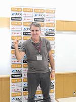 　取材に応じるオルテガ監督