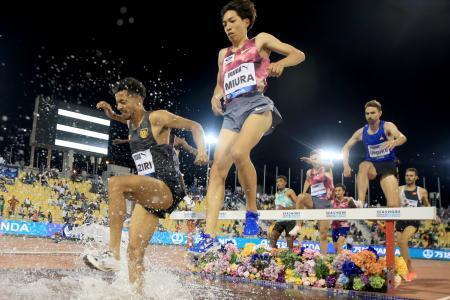 　陸上ダイヤモンドリーグ、男子３０００メートル障害で５位になった三浦龍司（中央）＝１０日、ドーハ（ＡＰ＝共同）