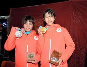 　平昌五輪で銀メダルを獲得し、金メダルの羽生結弦（右）と笑顔を見せる宇野昌磨＝２０１８年２月１７日