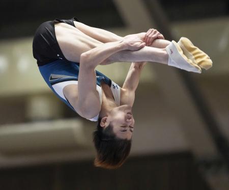 　男子決勝　西岡隆成の演技。初の五輪出場を決めた＝ヤマト市民体育館前橋