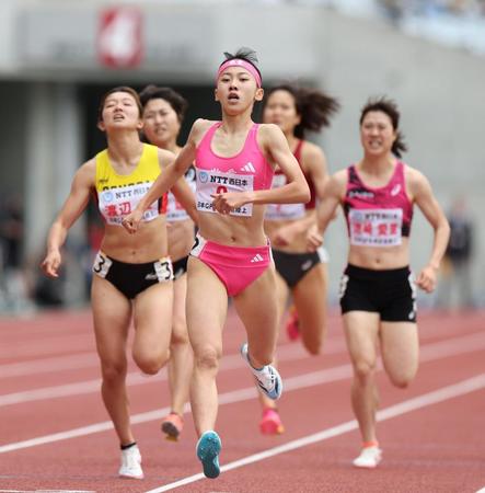 　女子８００メートルで優勝した久保凛（撮影・中田匡峻）