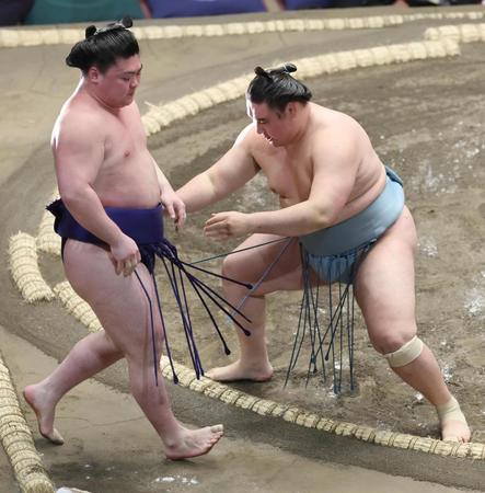 　欧勝馬（右）が寄り切りで時疾風を破る