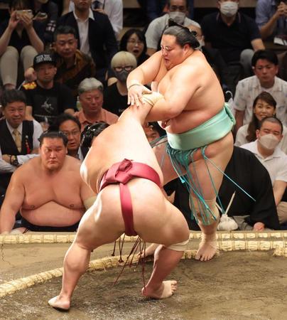 　大栄翔（左）に押し出しで敗れる琴桜（撮影・西岡正）