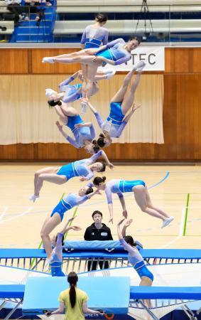 　女子決勝　演技する森ひかるの連続合成写真（左下から時計回り）＝ヤマト市民体育館前橋