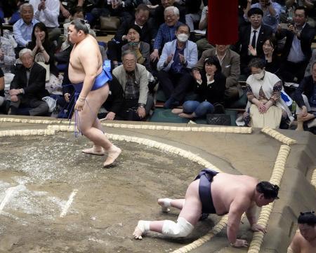 横綱照ノ富士、前途多難　伸び盛りの小結大の里に完敗