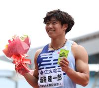 　男子１００メートル決勝を制し、笑顔を見せる坂井隆一郎（撮影・中田匡峻）