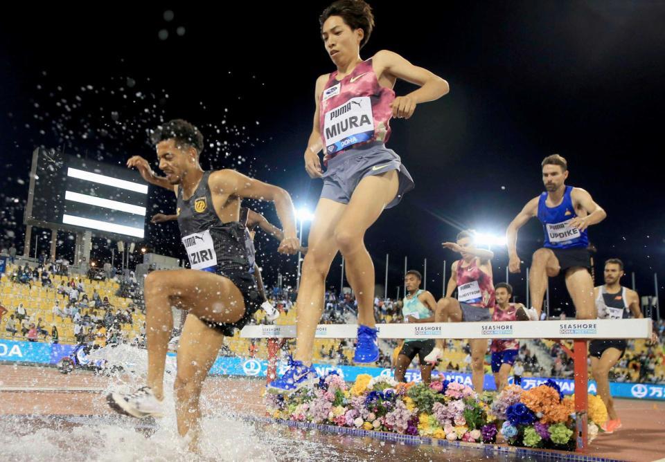 　陸上ダイヤモンドリーグ第３戦の男子３０００メートル障害で５位に入った三浦龍司（左から２人目）（ＡＰ＝共同）