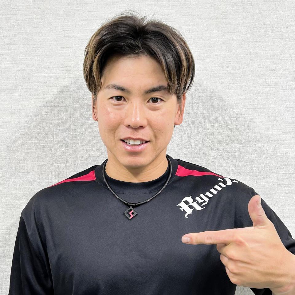 　母の日に契約する「コラントッテ社」の特別モデル“マザーズピンク”を着用する梅野