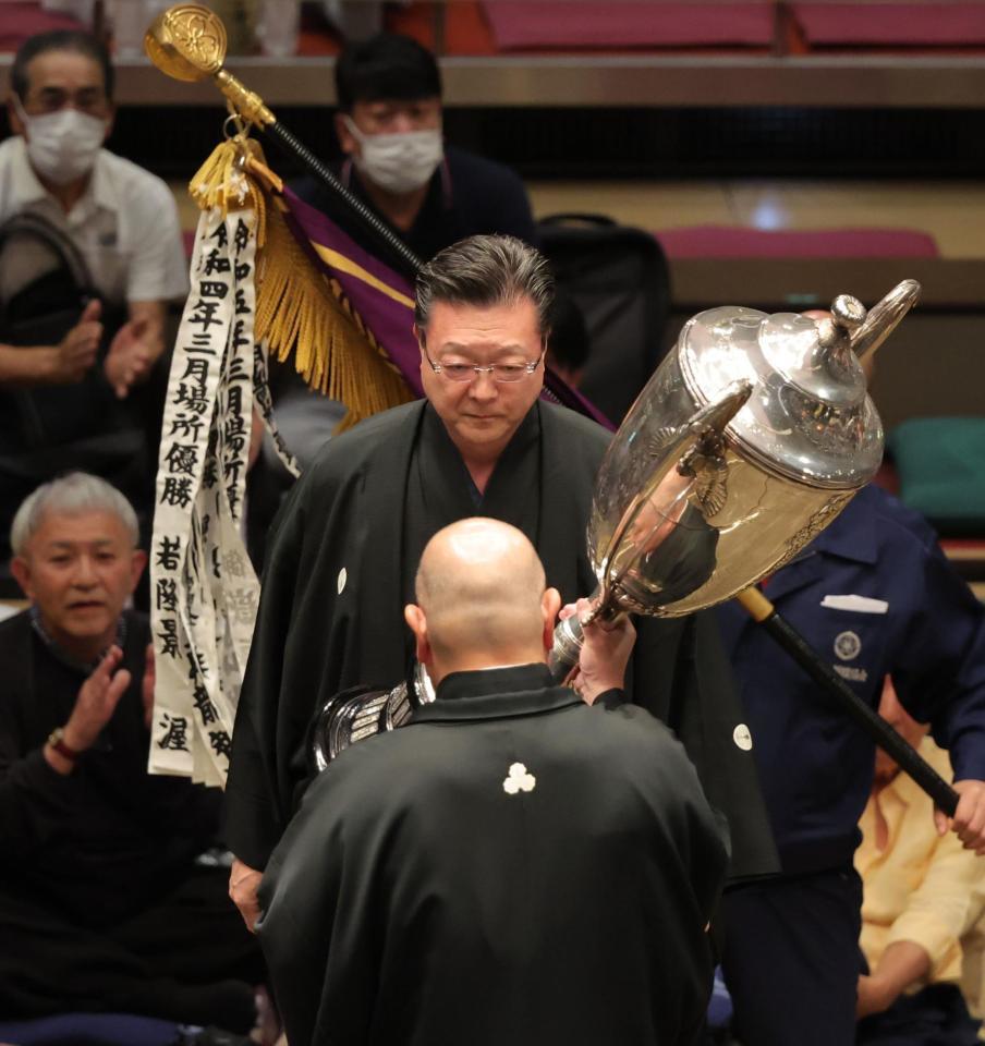 　八角理事長（手前）に賜杯を返還する伊勢ケ浜親方（撮影・西岡正）