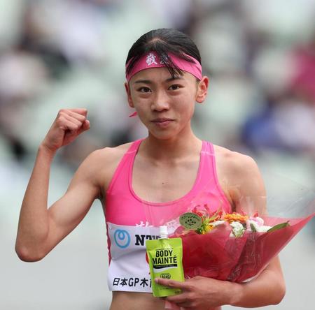 　女子８００メートルで優勝し、ガッツポーズをする久保凛（撮影・中田匡峻）