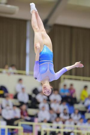 　決勝で高々と舞う森ひかる（撮影・吉澤敬太）