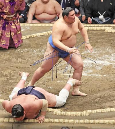 　大の里（奥）がすくい投げで照ノ富士を破る（撮影・武藤健一）