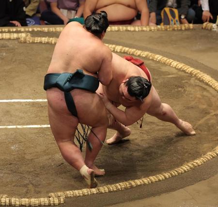 　隆の勝（右）を網打ちで下す錦木（撮影・西岡正）