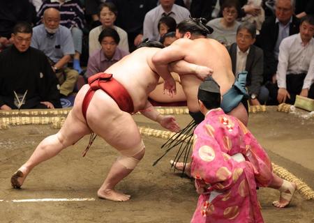 　隆の勝（左）を網打ちで下す錦木（撮影・西岡正）