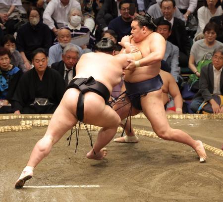 琴桜で初白星、熱海富士を肩透かしで下す　大関陣は豊昇龍が連敗、霧島は白星　横綱照ノ富士と大関貴景勝は休場