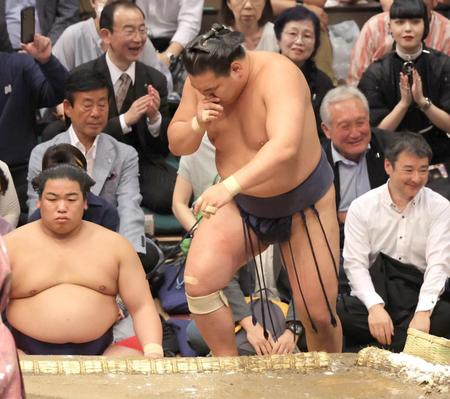 　阿炎に押し出しで敗れて２敗目となり、力無く土俵に戻る豊昇龍（撮影・西岡正）