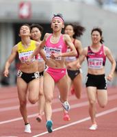 　女子８００メートルで優勝した久保凛（撮影・中田匡峻）