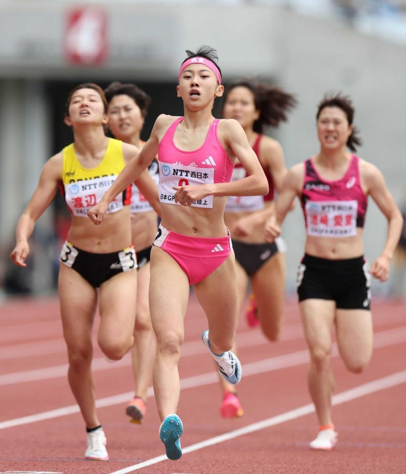 　女子８００メートルで優勝した久保凛（撮影・中田匡峻）