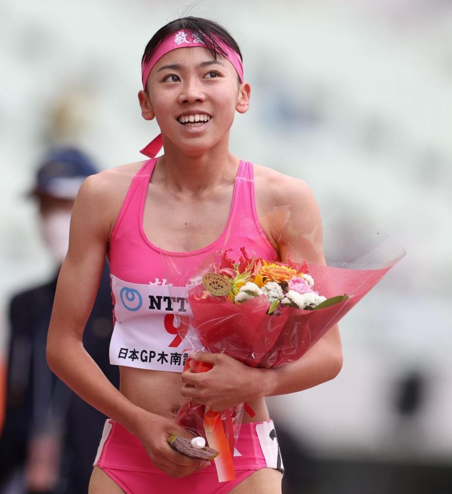 　女子８００メートルで優勝し、花束を手に表情が緩む久保凛（撮影・中田匡峻）