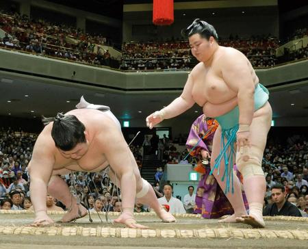 　肩すかしで熱海富士を退けた琴桜（右）