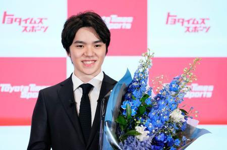 　引退記者会見で花束を手に撮影に応じるフィギュアスケート男子の宇野昌磨＝１４日午後、東京都千代田区